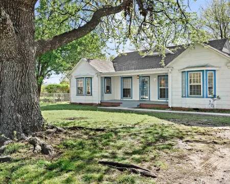 Home adjacent to Country Club, near Hospitals, Park, College and shopping. Hotels in Ada