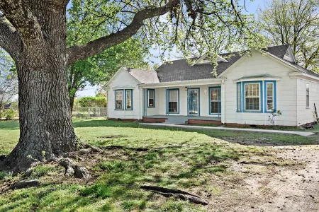 Home adjacent to Country Club, near Hospitals, Park, College and shopping.