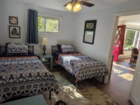 Hill Top Cottage with Chickens!