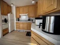 Newly renovated 3 bdr home. Just 15 min to the beach, 24 hour pancakes & SpaceX. Hotels in Del Aire