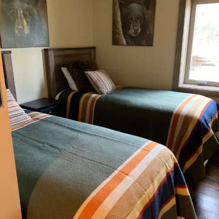 Ennis, MT: Conveniently located vacation cabin