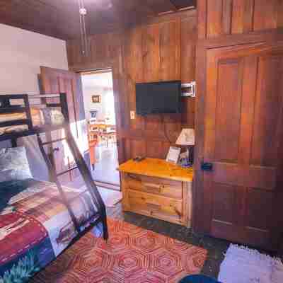 Rustic Retreat / Fireplace / Casino / Camelback - Close to everything! Rooms