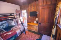 Rustic Retreat / Fireplace  / Casino / Camelback - Close to everything!