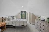 NEW Updated Farmhouse in Custer - 2 Blocks from Main Street!