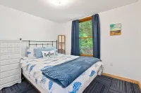 Indoor tree house & swivel  firepit grill. Close to Kooser & Laurel Hill Parks.
