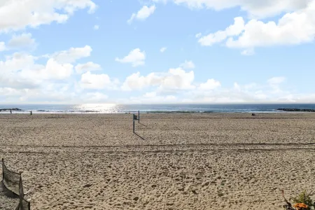 Located directly on the Sand. Two Master Suites, four bedrooms, four bathrooms. Отели рядом с достопримечательностью «Ньюпорт-Бич»