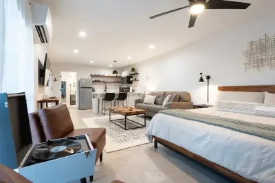 Private In-Law Suite Walkable to Marina 랜달스 주변 호텔