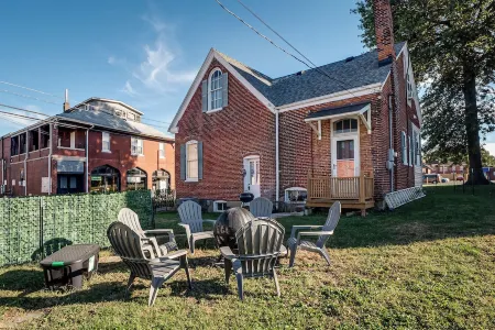 Landmark, accessible home in the heart of Belleville’s historic downtown Отели в г. Сент-Клэр