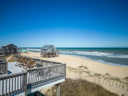 Oceanfront w/Hot Tub and Rooftop Deck - Panoramic Views!