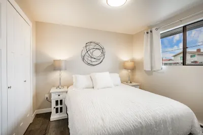 Cute Birch Bay Condo w King bed & Hot Tub - 107