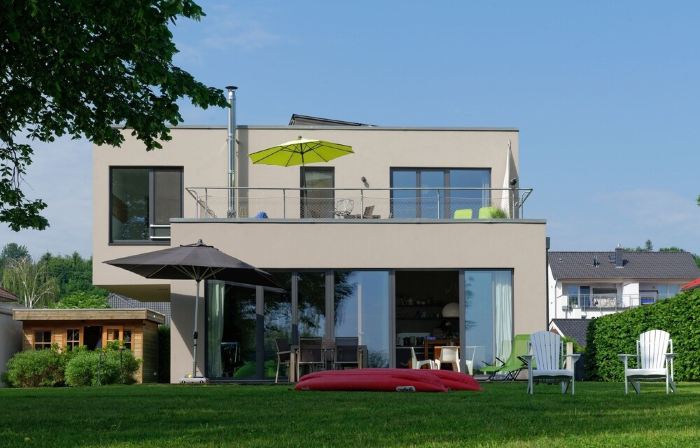 House on the Havelbogen directly on the water with canoe and jetty, garden apartment