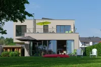 House on the Havelbogen directly on the water with canoe and jetty, garden apartment - Huoneistot