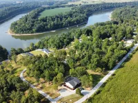 Porch-lovers Paradise! SLEEPS 11-12. Multiple fire pits. Only 0.8mi to boat ramp Hotels in Grayson County