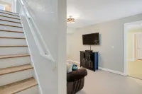 "REEL SALTY" Located in the heart of KDH! 킬데빌힐스 호텔