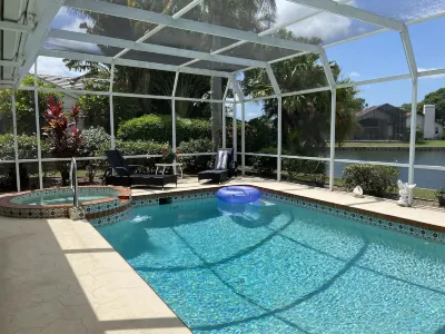 Perfect Lakefront Home Close to Sarasota's White Sand Beaches, UTC, & Golf LECOM Bradenton附近的飯店