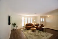 Ellis' Hideaway! Cozy 2-bedroom pool home with WiFi, AC in enjoyable Cape Coral