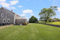 Coastal Farmhouse Retreat in Little Compton, RI – Your Perfect Seaside Getaway Отели рядом с достопримечательностью «Little Compton Commons»