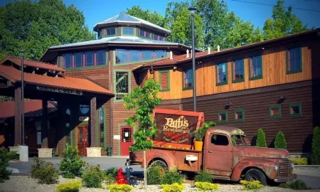 Grand Rivers, KY -Cozy getaway with Cabin Charm- Near Green Turtle Bay & Patti's