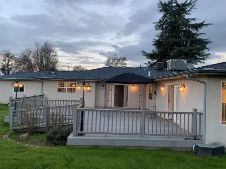 HUGE Family/Team/Group Luxury Home, Pets & Wheelchair Friendly, Sleeps 13-18