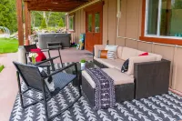 ♥ Riverfront Fishing Lodge w/ Hot Tub 5 Mins to Town♥