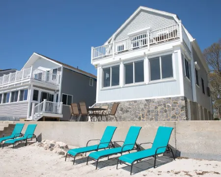 PRIVATE BEACH: BEACHFRONTS & BALCONIES @ NIANTIC W/ 6 QUEENS Hotels in Niantic