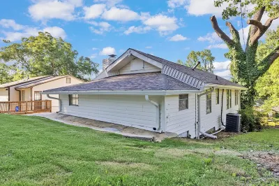 3-Bedroom Vacation Home 12 Mins from University of Alabama-Birmingham &Hospital Hotels in 