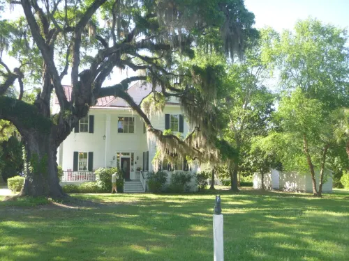 Central to Beaufort, HHI, birding refuges, Parris Island. Pet & family friendly.