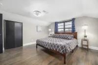 "Upper Magnolia"- Nice 2 Bed Apt Fully Remodeled and Stocked