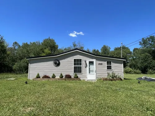 Cozy cabin retreat in rustic setting. Private lake, bonfire under the stars!