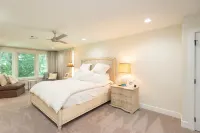 Stunning Five Bedroom Escape - Great Water!