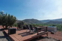 Stargazer Bungalow, Hot Tub, Pool, King Bed, Views, and No Checkout Chores!