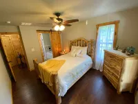 Blue Ridge Cabin within 40 feet of the Toccoa River and Trout Fishing