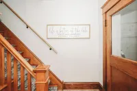 Family & dog friendly; 5 min walk to beach, bars, downtown, restaurants and park