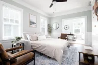 Charming Midtown Bungalow • 2Br, 2BA • 15 Mins to Ft Moore Các khách sạn gần Columbus Riverwalk