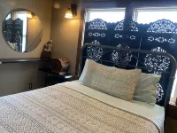 Treehouse Guesthouse: 3 Br Unique Home for 8 Adults Plus 400 sq ft Fun Treehouse - Balkon
