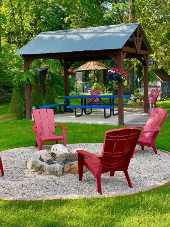 Newly renovated Studio Apartment with gorgeous Muskegon River views. Hardy Dam.