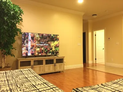 Family-sized Townhouse NEW, NEW, NEW! Hotels near Cougar Athletic Stadium