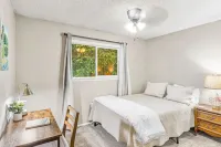 Hot Tub and Spacious Backyard Close to Lake!