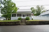 The Porch House - IN TOWN!