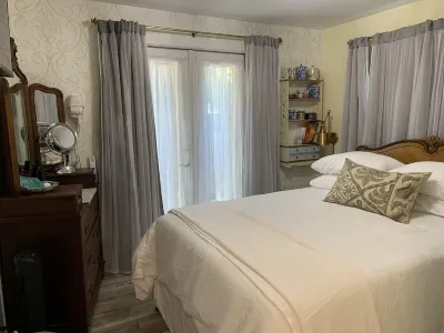 Super clean Home, Hot Tub & Walk to Downtown Low FEES A+ Reviews 코티지 그로브 오크스 트레일헤드 주변 호텔
