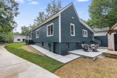 Ella 1862- Charming 1862 home in historic downtown. Close to Adamson Square. Hotels near Center Pointe Suites