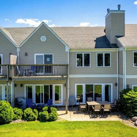 4Br Lakefront Townhome with Stunning Mille Lacs Lake Views in Onamia