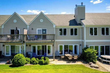 4Br Lakefront Townhome with Stunning Mille Lacs Lake Views in Onamia