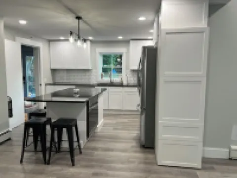 President WK Available -8 Br, 4 BTH, 1/2 mi to Okemo, Hot Tub, on Shuttle, King