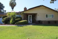 Beautiful Home in quiet neighborhood with a pool and close to stores & highways. Hotel in zona Deran Koligian Stadium