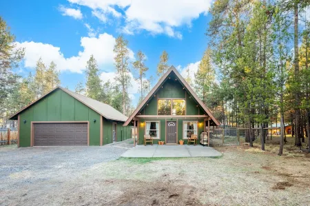 Cozy A frame cabin near the Deschutes River.