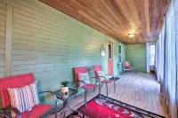 Comfortable, Charming Home Near Outdoor Adventure. Pet Friendly!