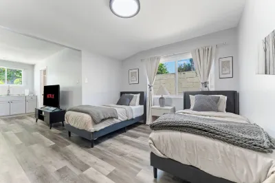 NEWLY RENOVATED! 5 mins away from Disneyland! Modern and Comfort Dream Home! Hotels near Terry Park