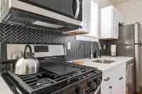 Two floor Urban Oasis: King Bed Near NYC Train