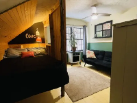 Rustic cabin just outside of Madison! Hotels in Madison